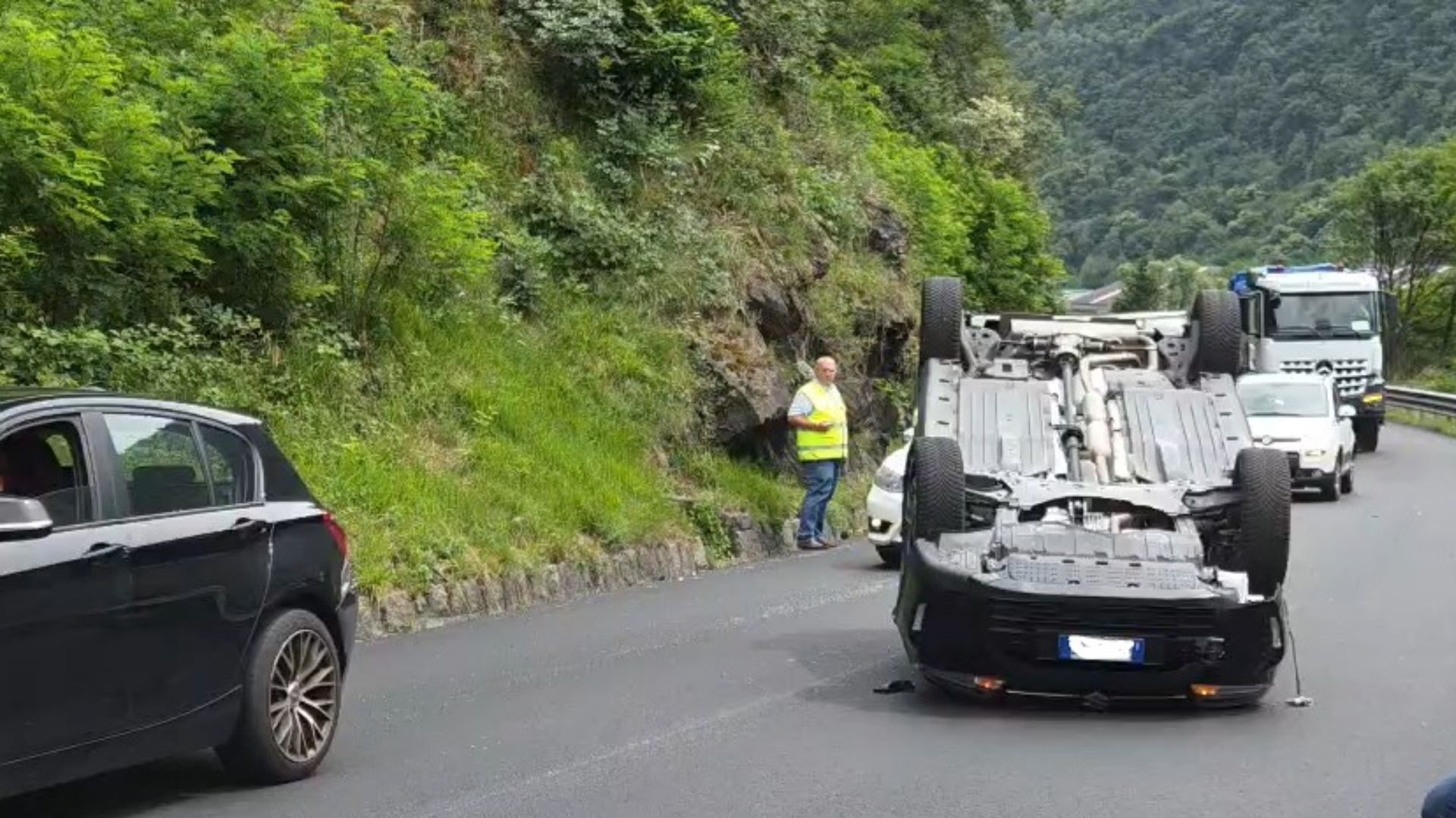 Berzo Demo: auto ribaltata sulla statale 42